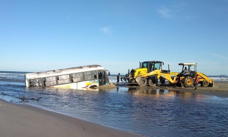 De acordo com o administrador da Regional do Boqueirão Sul, Etori Rizzi, o ônibus encalhou por volta das 12h10 e foi retirado apenas às 16h15 por três máquinas do município. Segundo ele explica, esse horário de meio-dia é feito apenas às terças-feiras, para moradores de Pedrinhas que participam de uma feira em Cananéia, cidade vizinha. Ainda segundo Rizzi, o período atual é de maré de lua cheia, que sobe rapidamente a partir das 11h. O ônibus foi rebocado para Pedrinhas, e os passageiros transportados por um ônibus reserva. Assim que o veículo atolou, todos saíram e ninguém ficou ferido.
