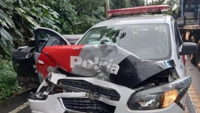 Carro e viatura batem na Rio-Santos e deixam três feridos