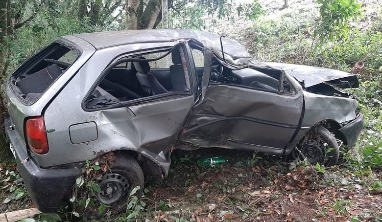 Motorista capota em rodovia de Bertioga e morre
