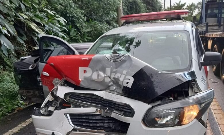 Carro e viatura batem na Rio-Santos e deixam três feridos