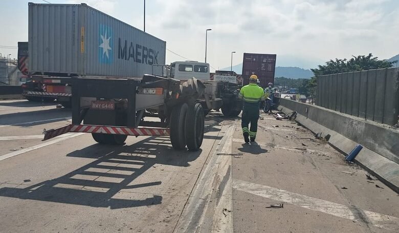Três carretas se envolvem em acidente na Anchieta