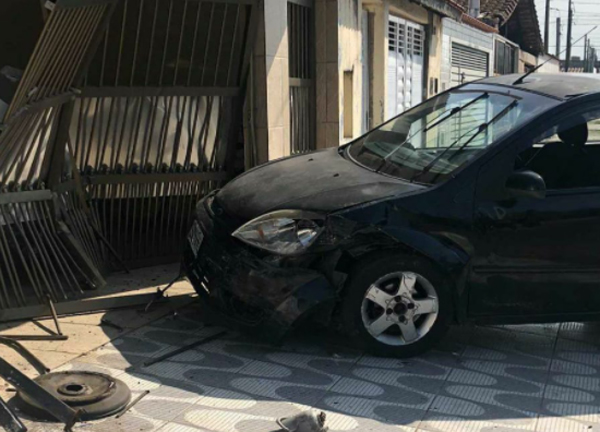 Idoso bate com carro em casa de Praia Grande