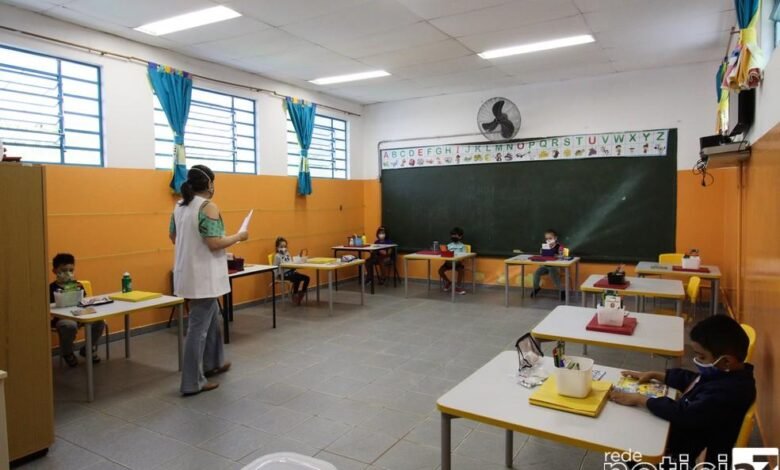 Vacina em profissionais da educação com 18 anos tem vacina antecipada