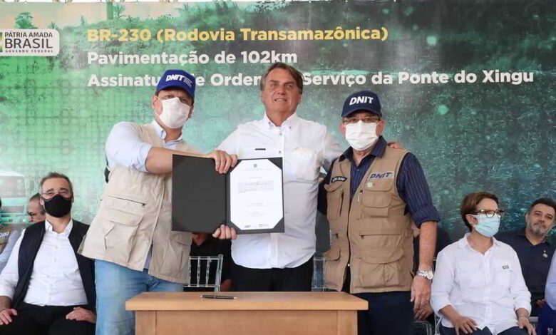 O presidente Jair Bolsonaro cumpriu agenda nesta sexta-feira (18) no Pará, onde participou da entrega de títulos rurais e da inauguração de um trecho