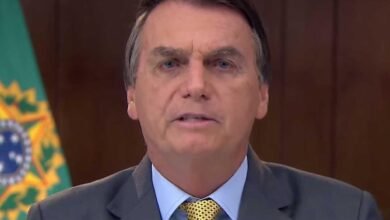 Agora Bolsonaro promete vacina para todos e gera revolta