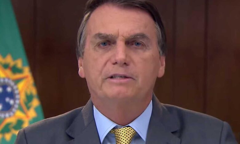 Agora Bolsonaro promete vacina para todos e gera revolta