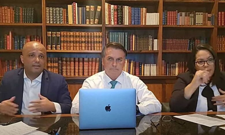 O presidente Jair Bolsonaro voltou a defender a implantação do voto impresso nas eleições de 2022. Segundo ele, caso não exista o chamado "voto auditável"