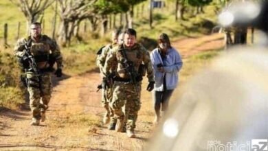  Duas pessoas foram presas durante as buscas a Lázaro Barbosa.  Os detidos são suspeitos de ajudá-lo na fuga. A Polícia apreendeu duas armas