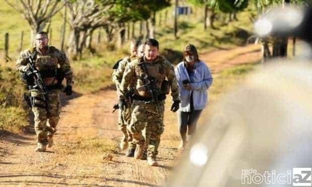  Duas pessoas foram presas durante as buscas a Lázaro Barbosa.  Os detidos são suspeitos de ajudá-lo na fuga. A Polícia apreendeu duas armas