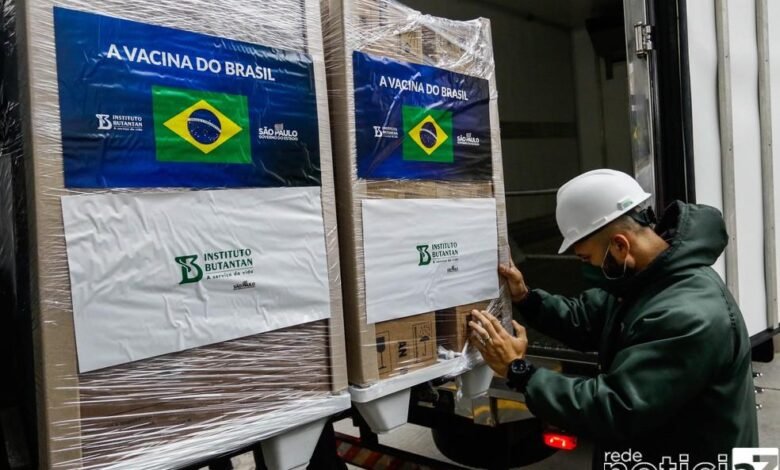 Depois de quase um mês, Butantan volta a entregar doses da CoronaVac