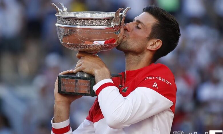 Novak Djokovic fatura o Roland Garros e segue como número 1