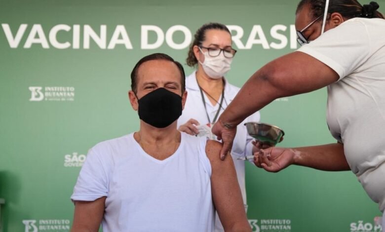 Governador João Doria recebe a segunda dose da vacina