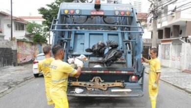 Coletores de lixo são vacinados contra a Covid-19 em São Vicente