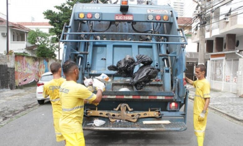 Coletores de lixo são vacinados contra a Covid-19 em São Vicente