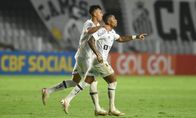 O Santos recebeu o Ceará, no estádio da Vila Belmiro neste sábado (5), e alcançou a primeira vitória na atual edição do Campeonato Brasileiro.