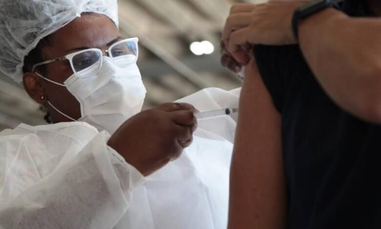 Baixada inicia vacina contra Covid para pessoas com 40 anos ou mais