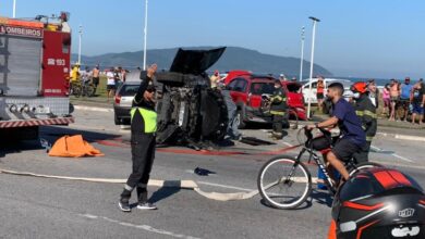 Carro desgovernado bate em cinco veículos e capota em São Vicente