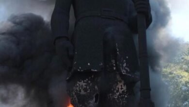 Estátua de Borba Gato é incendiada em São Paulo