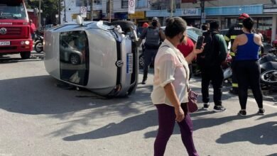 Motorista bate em carro estacionado e tomba em Itanhaém