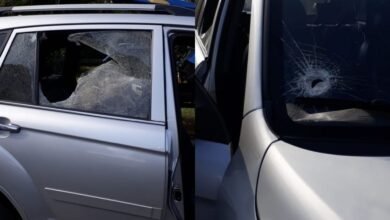 Carro é atingido por pedras em rodovia de Guarujá