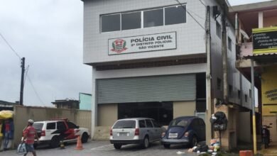 Mulher é atropelada pelo próprio marido após ser arremessada de carro