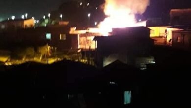 Comunidade de Santos é atingida por incêndio