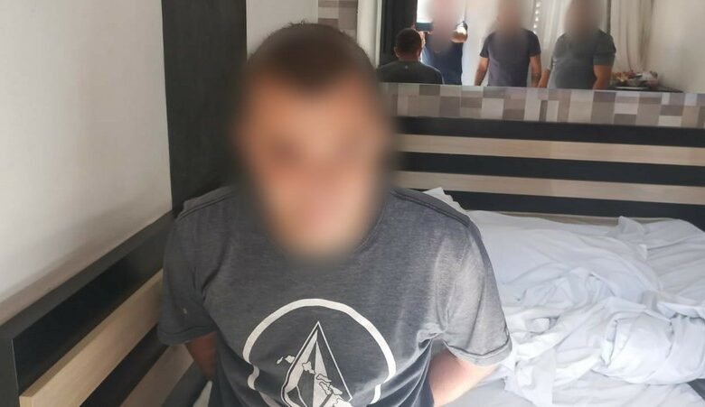 Homem é preso dentro do quarto de motel