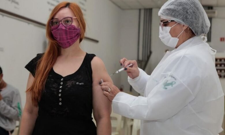Pessoas com 39 anos podem ser vacinadas contra Covid-19 em Santos