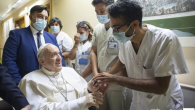 Papa Francisco recebe alta hospitalar após 10 dias