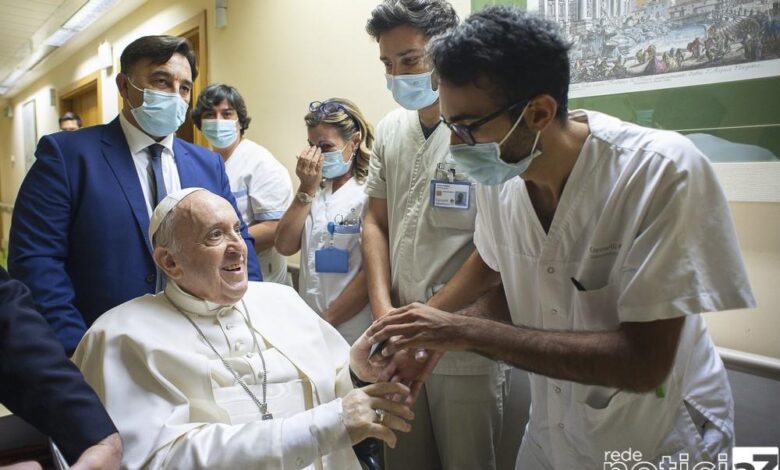 Papa Francisco recebe alta hospitalar após 10 dias