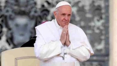 O papa Francisco foi internado no hospital Gemelli de Roma neste domingo (4) para uma cirurgia intestinal programada, disse o Vaticano. É a primeira vez