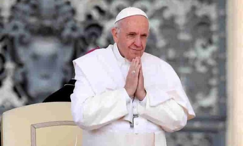 O papa Francisco foi internado no hospital Gemelli de Roma neste domingo (4) para uma cirurgia intestinal programada, disse o Vaticano. É a primeira vez