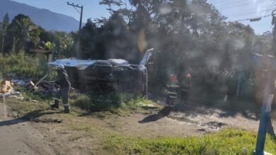 Caminhão tomba na Rio-Santos, em Bertioga