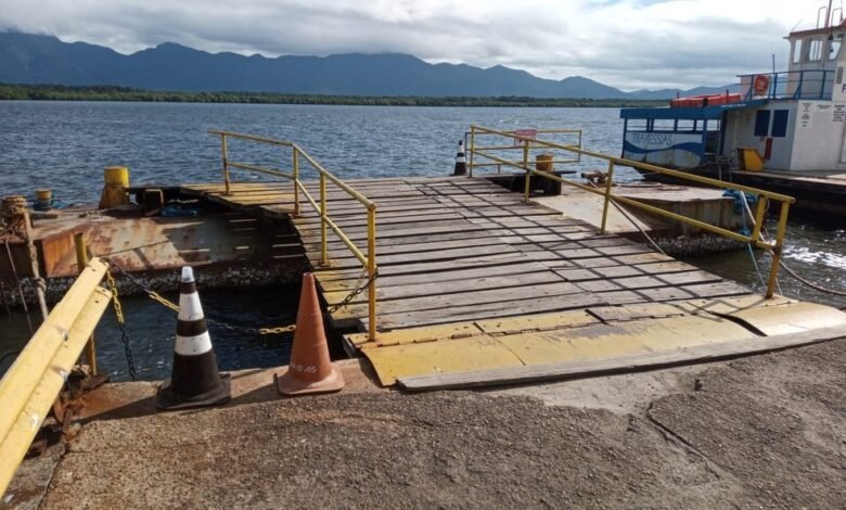 Travessia de balsas de Cananeia passam por obras