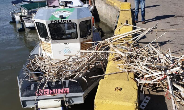 Polícia recolhe balão caído no mar de Ubatuba