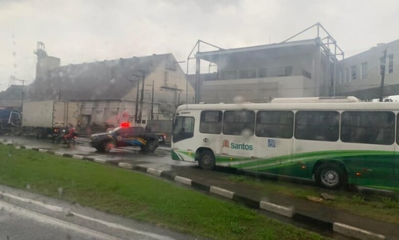 Acidente entre caminhões fecha Avenida Perimetral