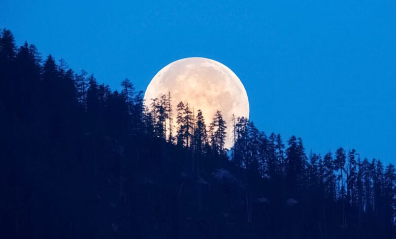 A cor branca da lua dará lugar para o azul