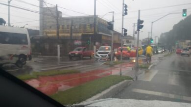 Dois carros provocam acidente em avenida de Santos