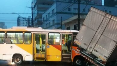 Caminhão e micro-ônibus batem em Praia Grande