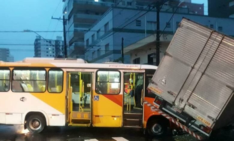 Caminhão e micro-ônibus batem em Praia Grande