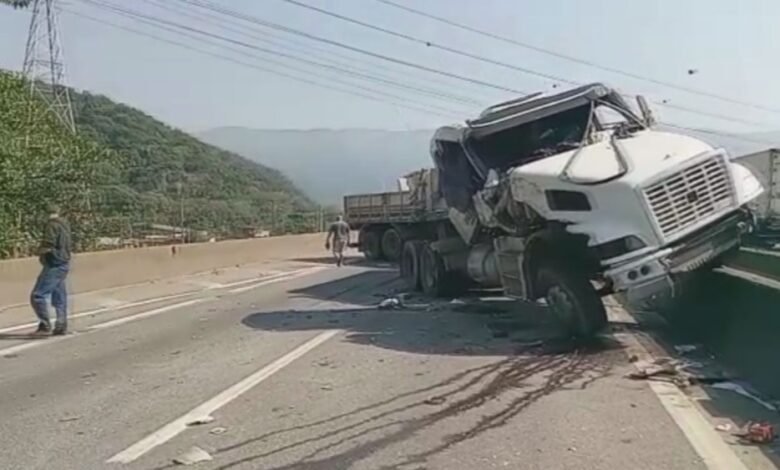 Duas carretas batem e bloqueiam a Via Anchieta