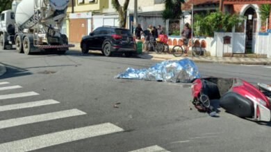 Motociclista é atropelado por caminhão e morre em Santos