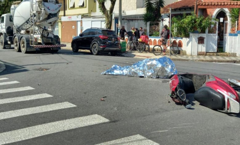 Motociclista é atropelado por caminhão e morre em Santos