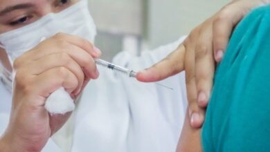 Mais cidades da Baixada iniciam vacina contra a Covid-19 para toda população adulta
