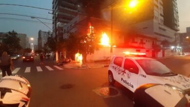 Corpo de Bombeiros combate incêndio em casa de Praia Grande