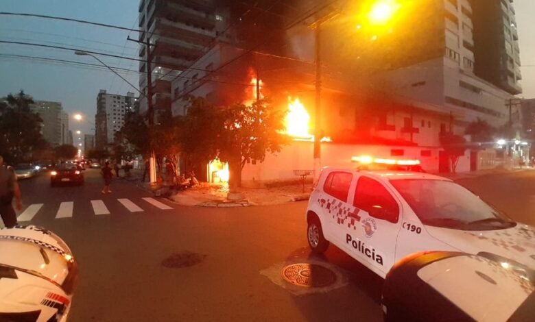 Corpo de Bombeiros combate incêndio em casa de Praia Grande