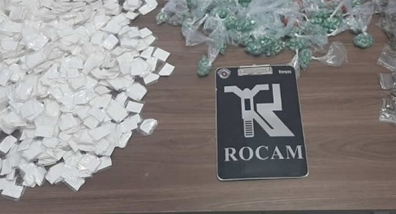 Polícia prende dupla com mais de 4 mil porções de drogas
