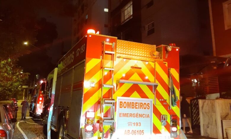 Apartamento pega fogo e prédio é evacuado em Santos