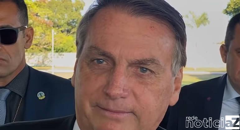 VÍDEO - Bolsonaro diz que "tem que todo mundo comprar fuzil"