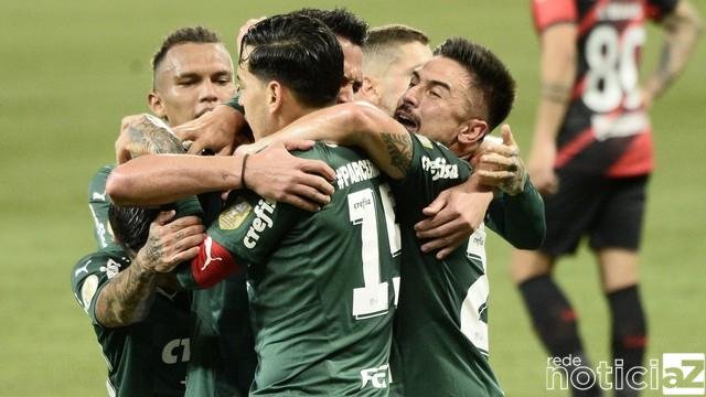 Palmeiras vence o Athletico-PR e segue na caça ao líder Atlético-MG do Brasileirão